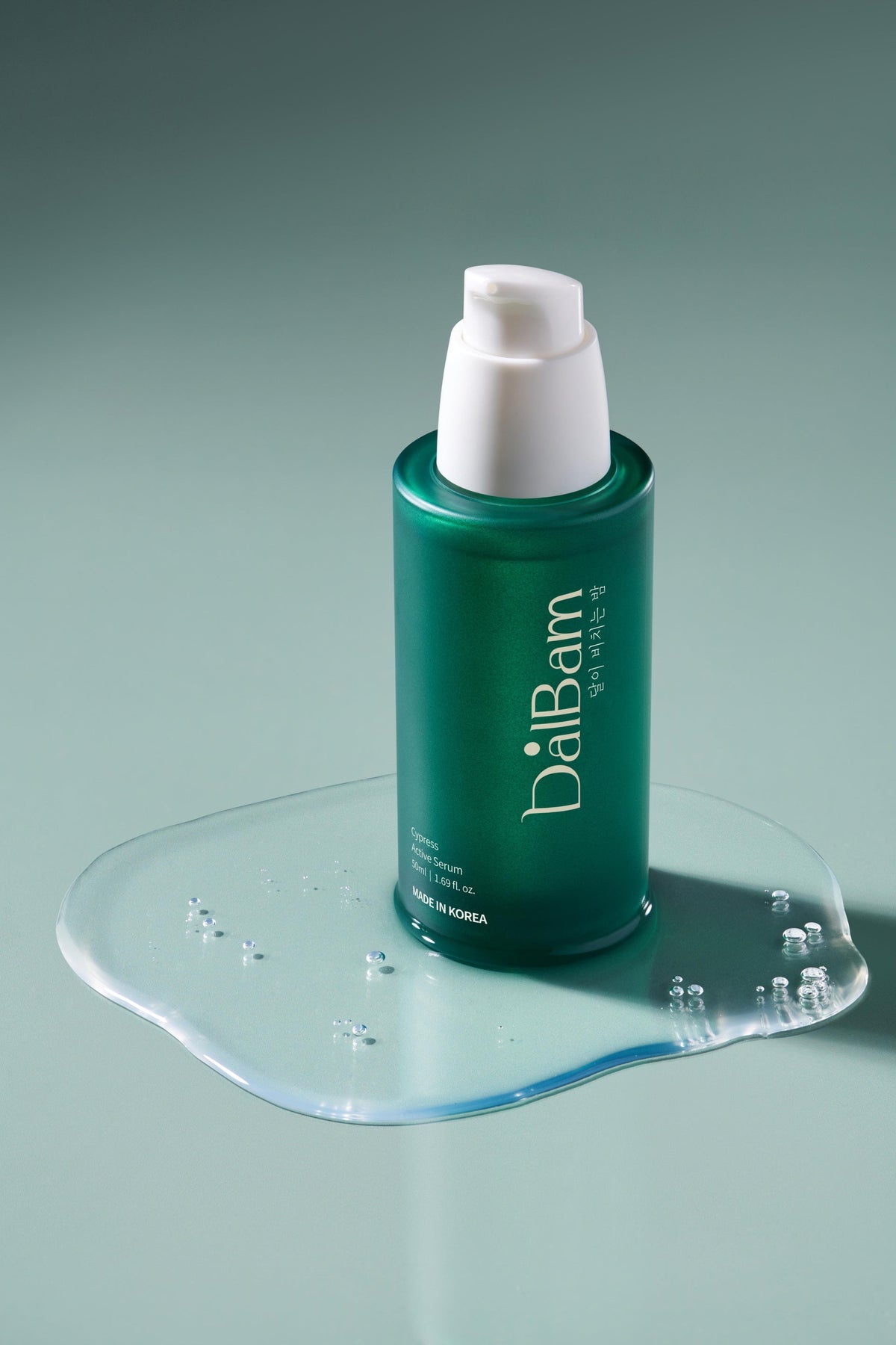 DalBam Selvi Özlü Aktif Serum şişesi, şeffaf serum damlasının üzerinde