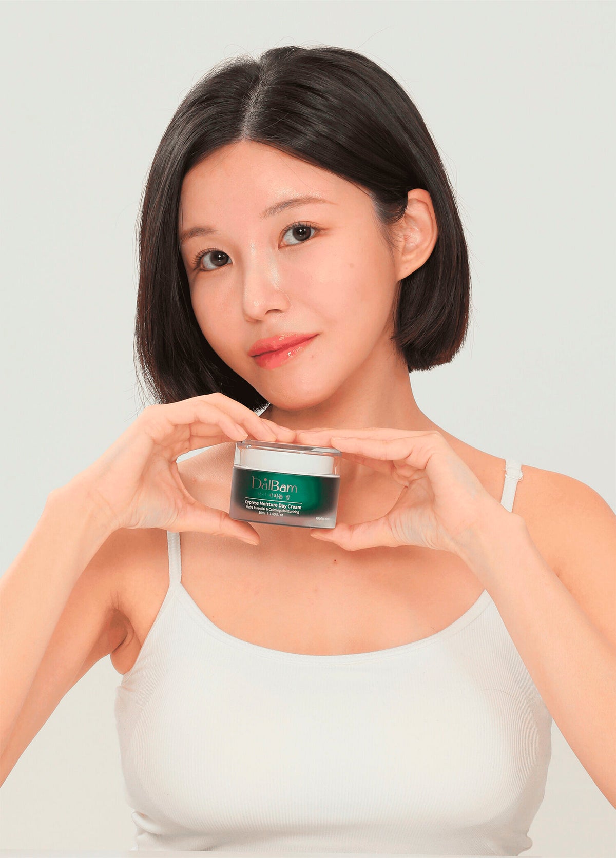 Selvi Özlü Gündüz Kremi kavanozunu tutan model