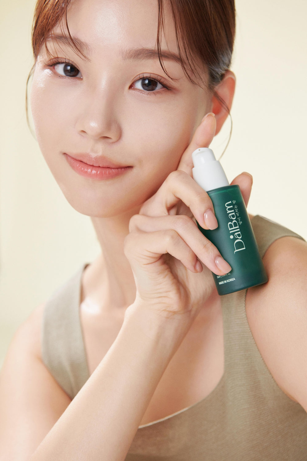 Aktif Serum'u tutan model